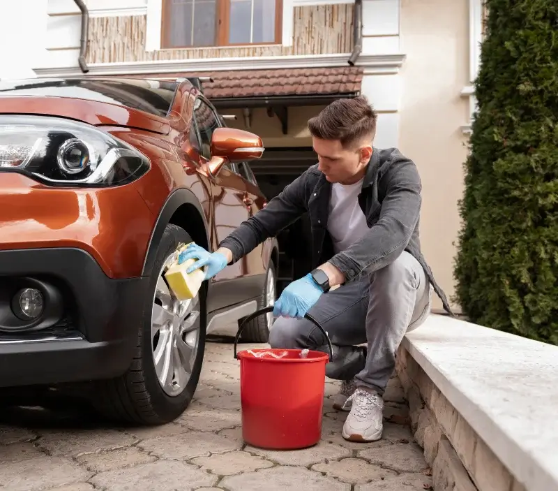 Lavage auto à domicile Saint-Amand-Magnazeix : professionnel intervenant sur un véhicule